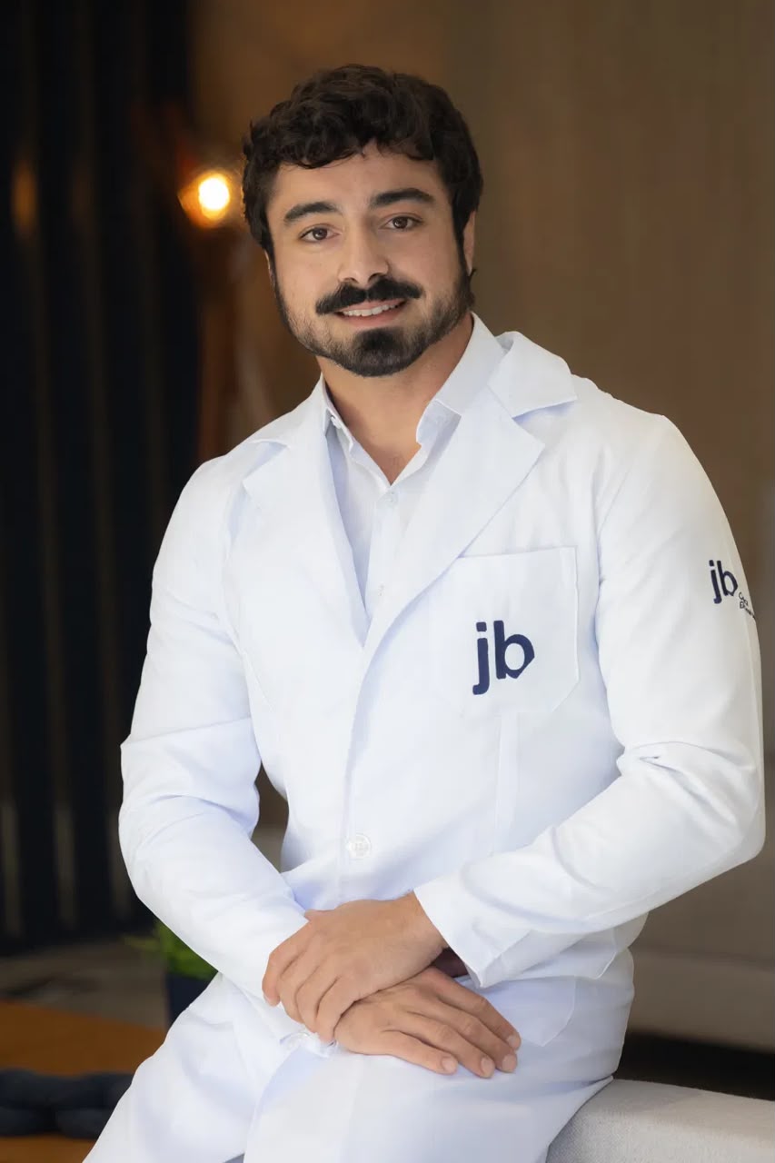 Dr. Gabriel Maluli, médico especialista em medicina esportiva, de jaleco branco