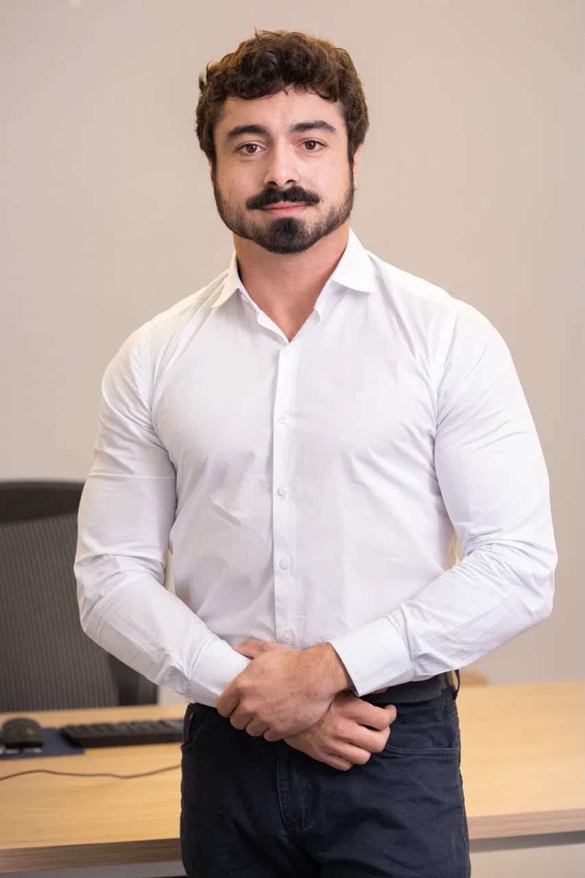 Dr. Gabriel Maluli em seu consultório
